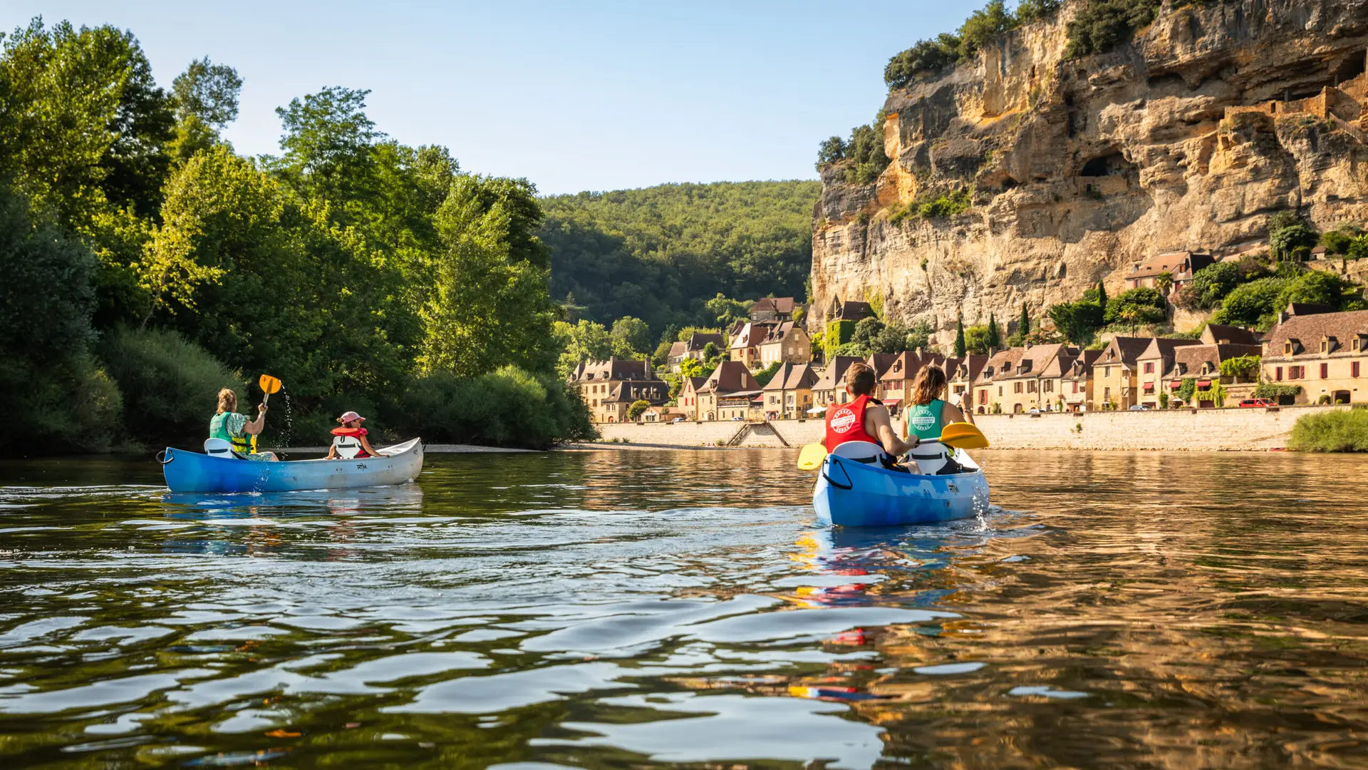 Canoë passant devant la Roque Gageac partie de la base de canoë de Cenac