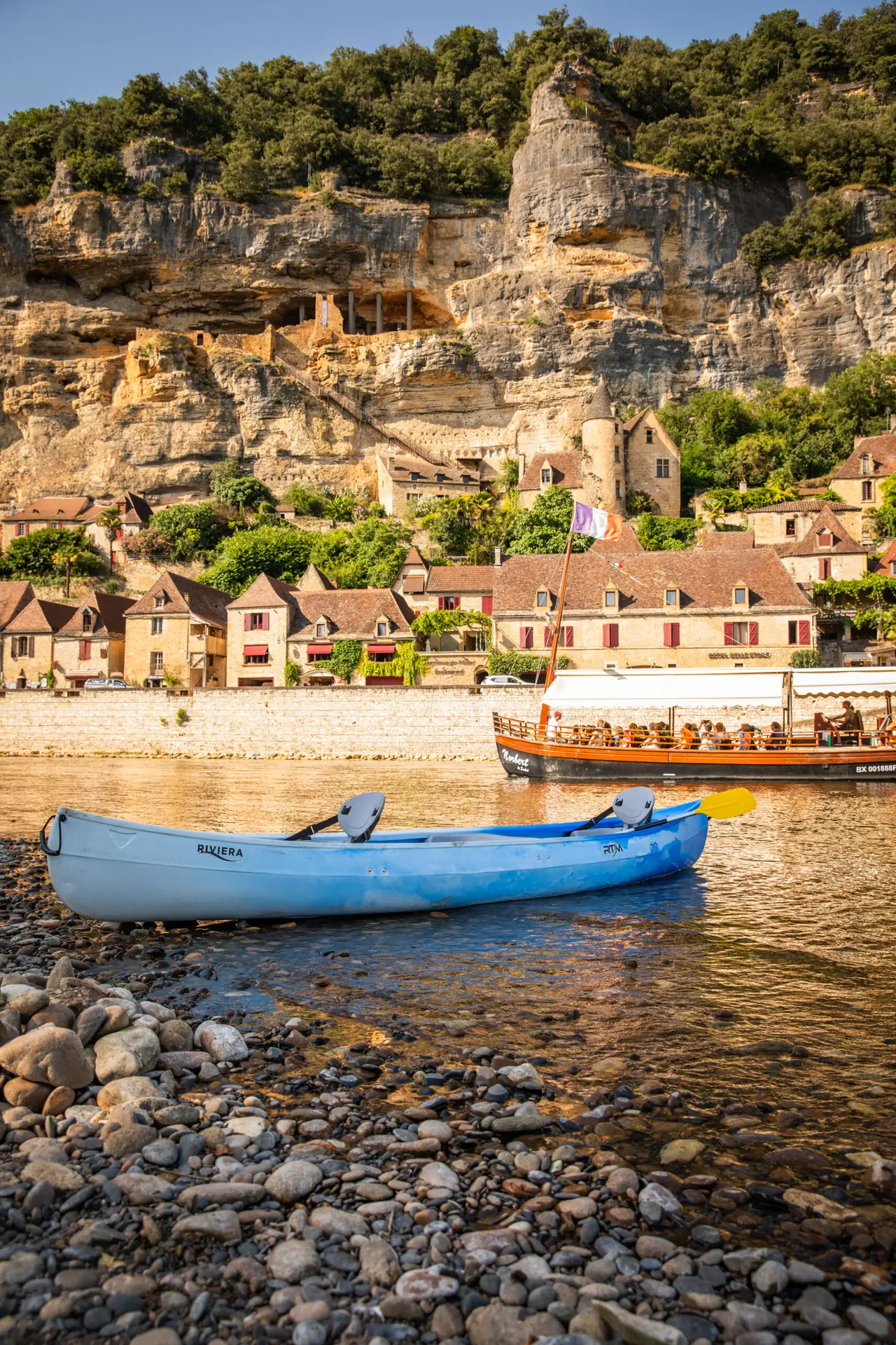 Canoe sur la Dordogne devant la Roque-Gageac