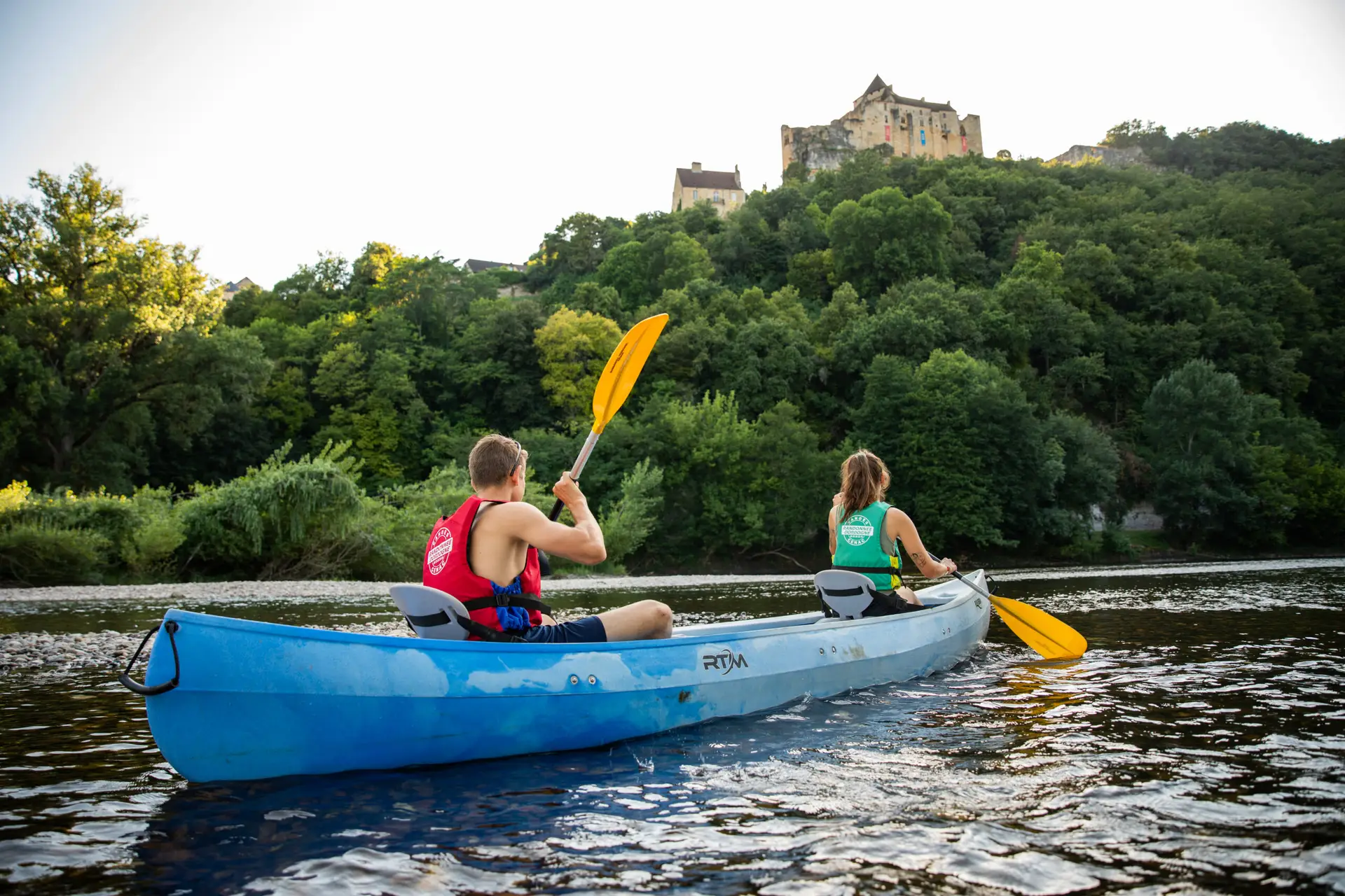 Canoë Rando Dordogne devant chateau de Castelnaud pour le parcours des chateaux