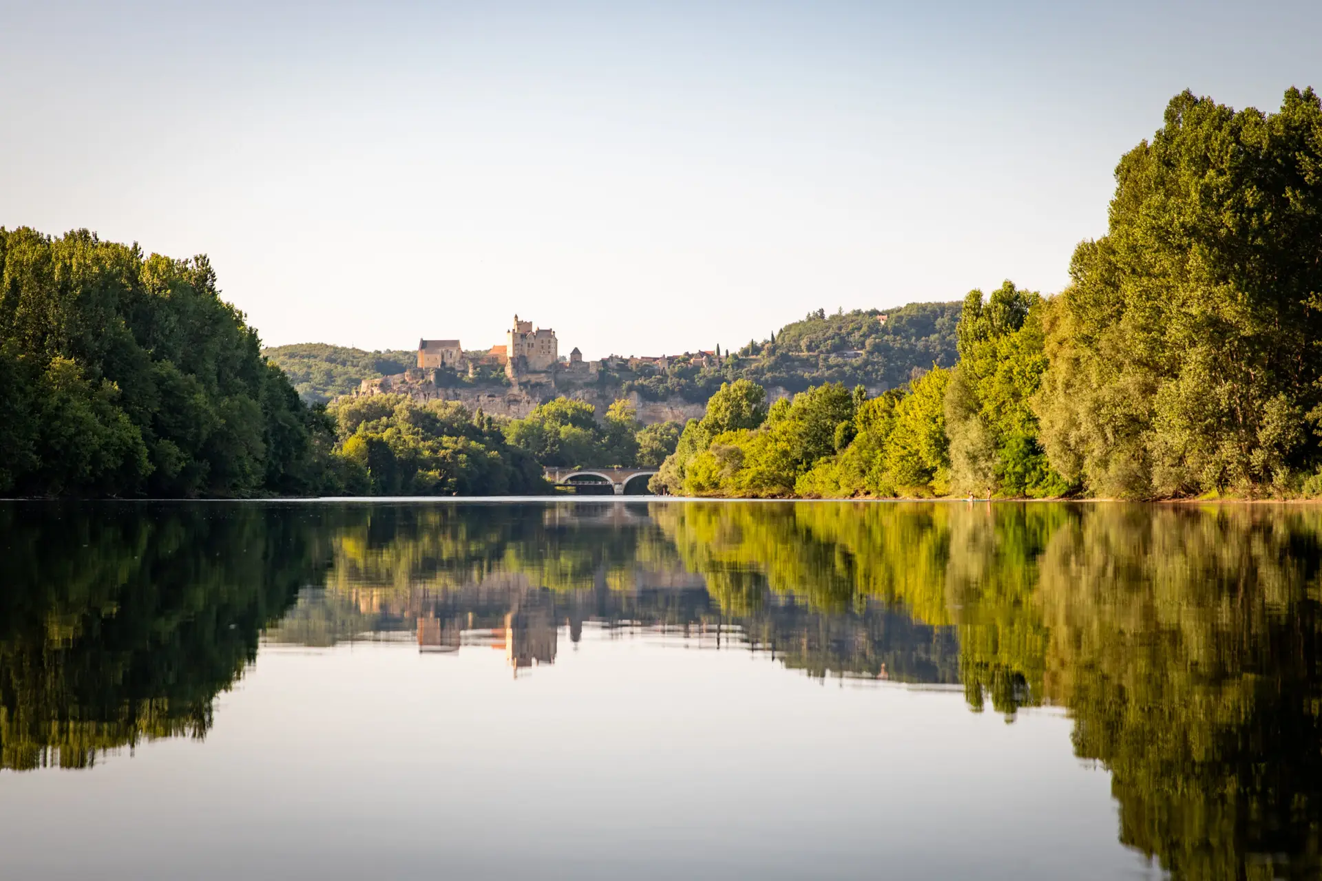 Chateau de Beynac vue depuis un canoe sur la dordogne